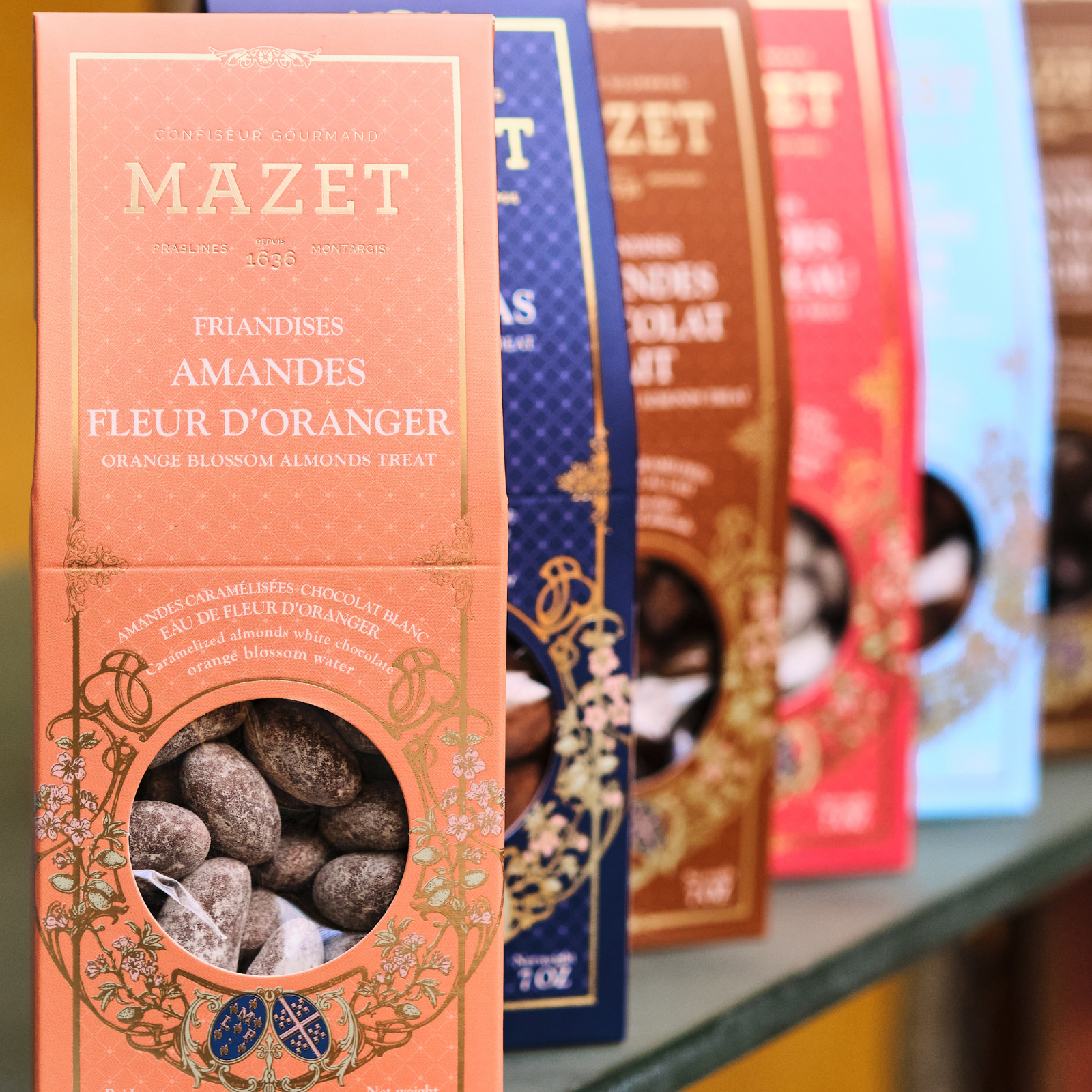 Coffret amandes et noisettes enrobées de chocolat noir, lait et Dulcey