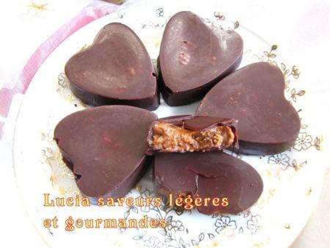 La recette de Lucia saveurs : Chocolats fourrés aux amandes pralinées