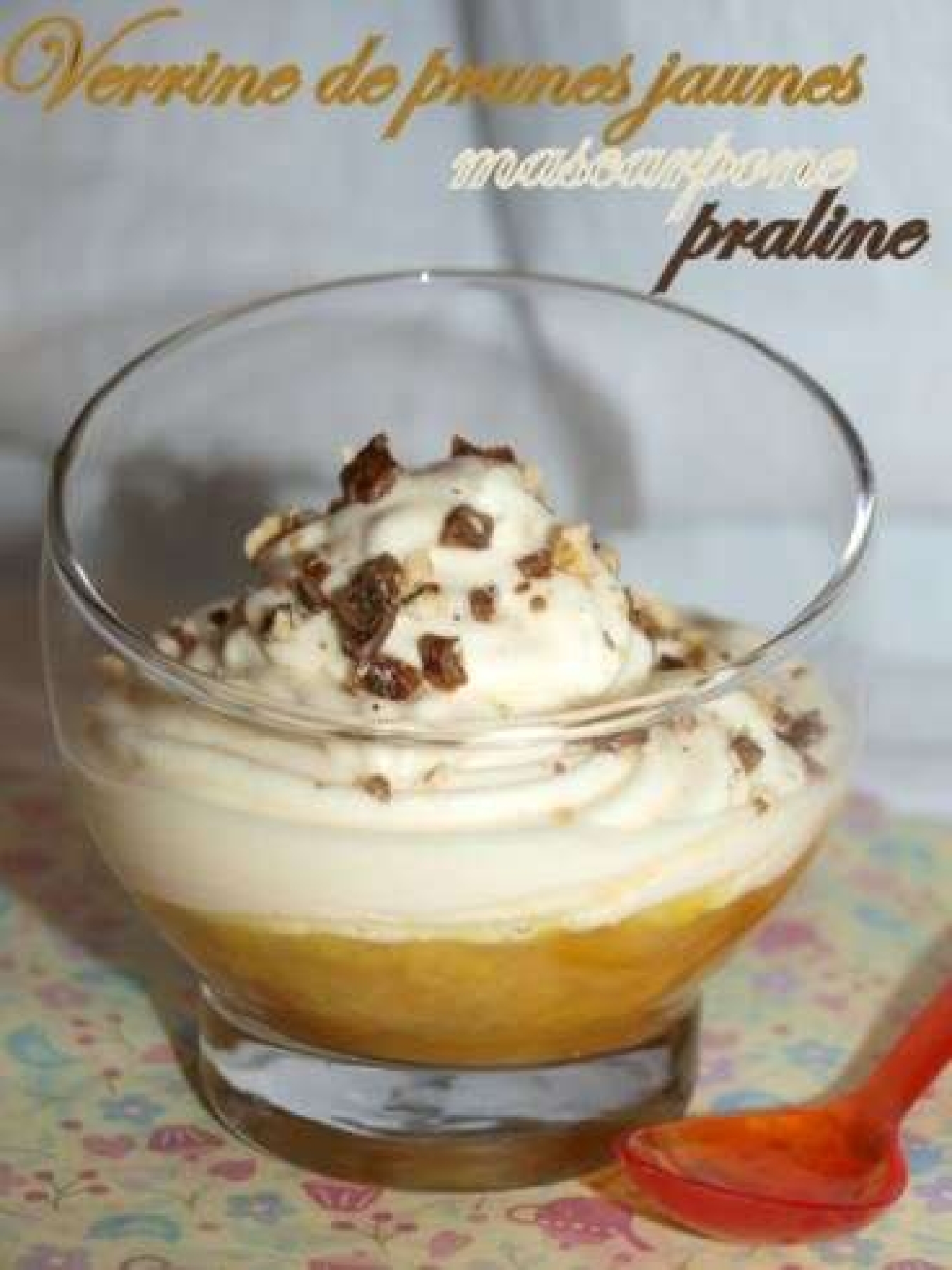 La recette de Dansvosassiettes : Verrine de prunes jaunes, mascarpone et praline