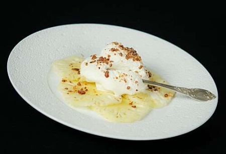 La recette de Mamina.fr : Carpaccio d'ananas à la crème de gingembre et aux éclats de pralines